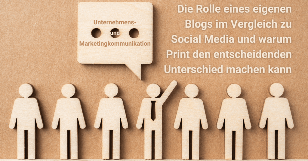 Holzfiguren mit Sprechblase "Unternehmenskommunikation und Marketingkommunikation"
