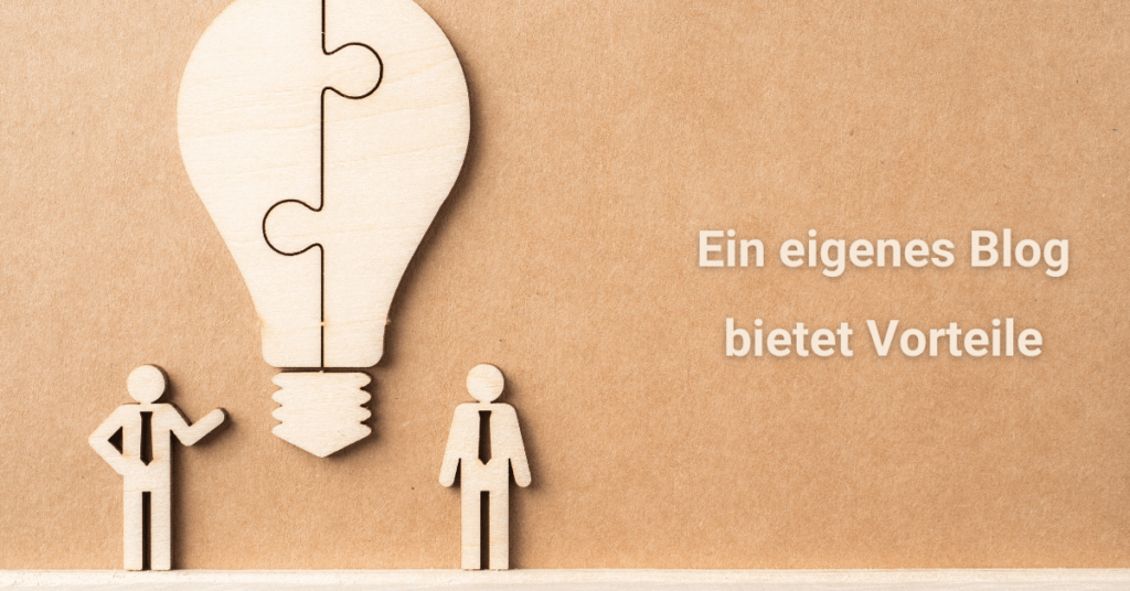 Holzfiguren und Glühlampe mit Aussage "Ein eigenes Blog bietet Vorteile" - es geht um Unternehmenskommunikation